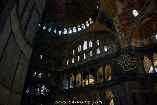 Hagia Sophia - cud średniowiecznej architektury, wysokość od posadzki do najwyższego punktu kopuły wynosi 55,6 m.